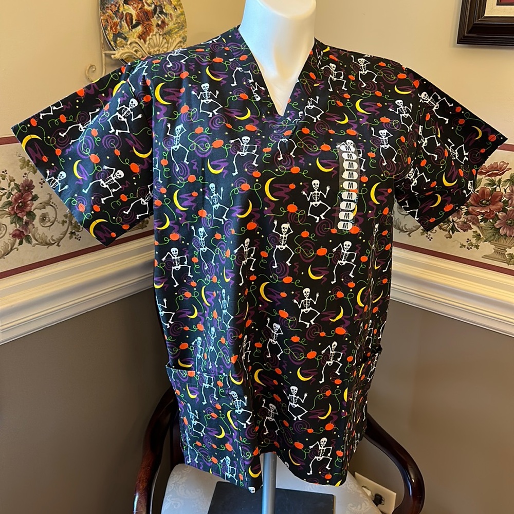 NWT Halloween, fall themed scrub shirt w/skeletons